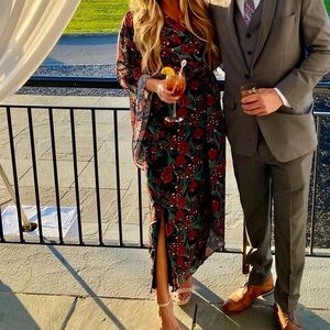 One shoulder floral dress up for grabs ✨